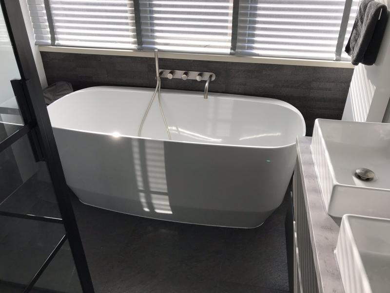 Badkamer met vrijstaand bad